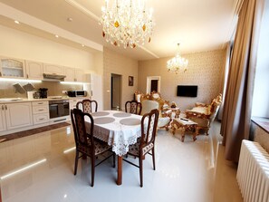 Deluxe Apartment | Private kitchen | Fridge, microwave, stovetop, coffee/tea maker