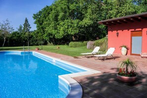 Outdoor pool, pool umbrellas, pool loungers - B&B Il Glicine (Piedimonte Etneo)
