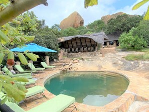 Una piscina al aire libre, tumbonas