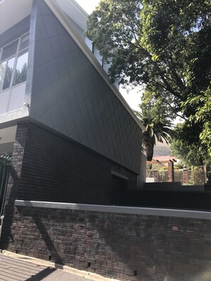 Front of property - Green Point Self Catering Studio (Cape Town)
