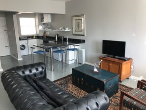 Perhestudio | Oleskelualue | 32–tuumainen televisio, jossa satelliittikanavat