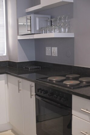 Estudio familiar | Cocina privada | Refrigerador, microondas, horno y parrilla de estufa