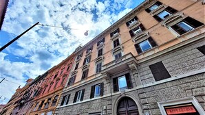 Um edifício de vários andares com uma placa que diz "TARPEZZERIA".