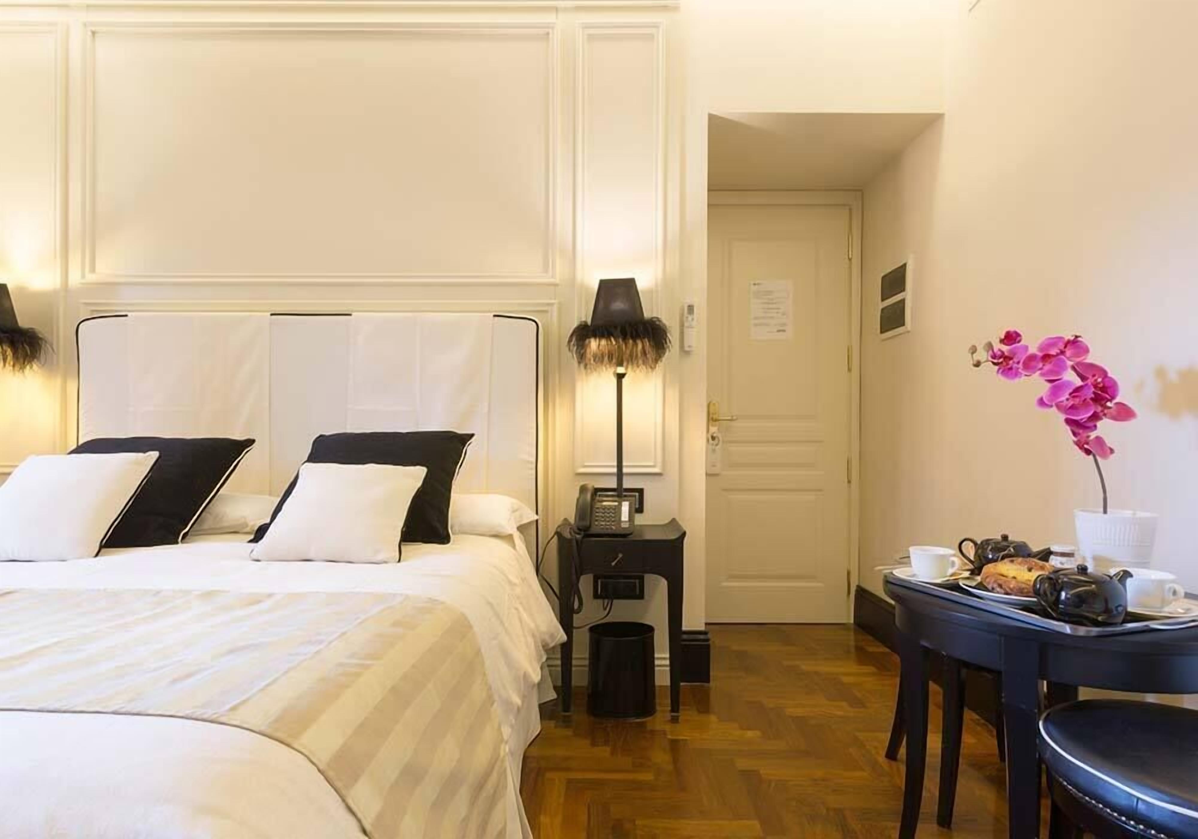 Quarto casal superior (Check-In At Via Capo d'Africa 26) | Edredons de pluma, escrivaninha, cortinas blackout