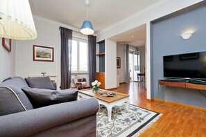 Leilighet, 2 soverom, balkong, byutsikt (Via Celimontana 38) | Oppholdsområde | En 40-tommers smart-TV med digitale kanaler samt Netflix og filmkjøp