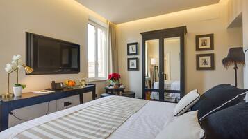 Edredones de plumas, mobiliario individual, escritorio y cortinas opacas