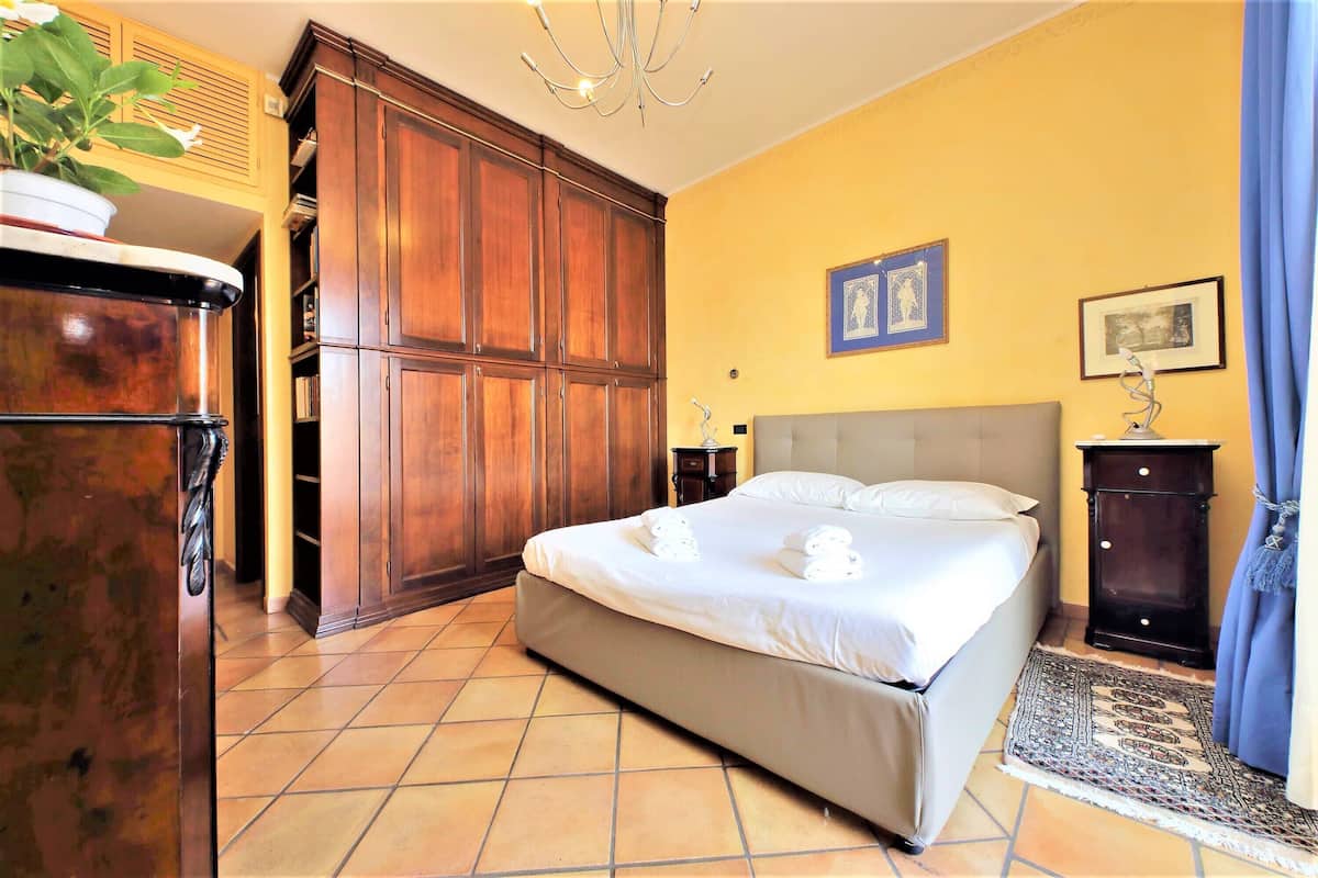Design Apartment, 2 Bedrooms, City View (Via San Giovanni In Laterano 226) | Dundyner, skrivebord, blendingsgardiner og strykejern/-brett