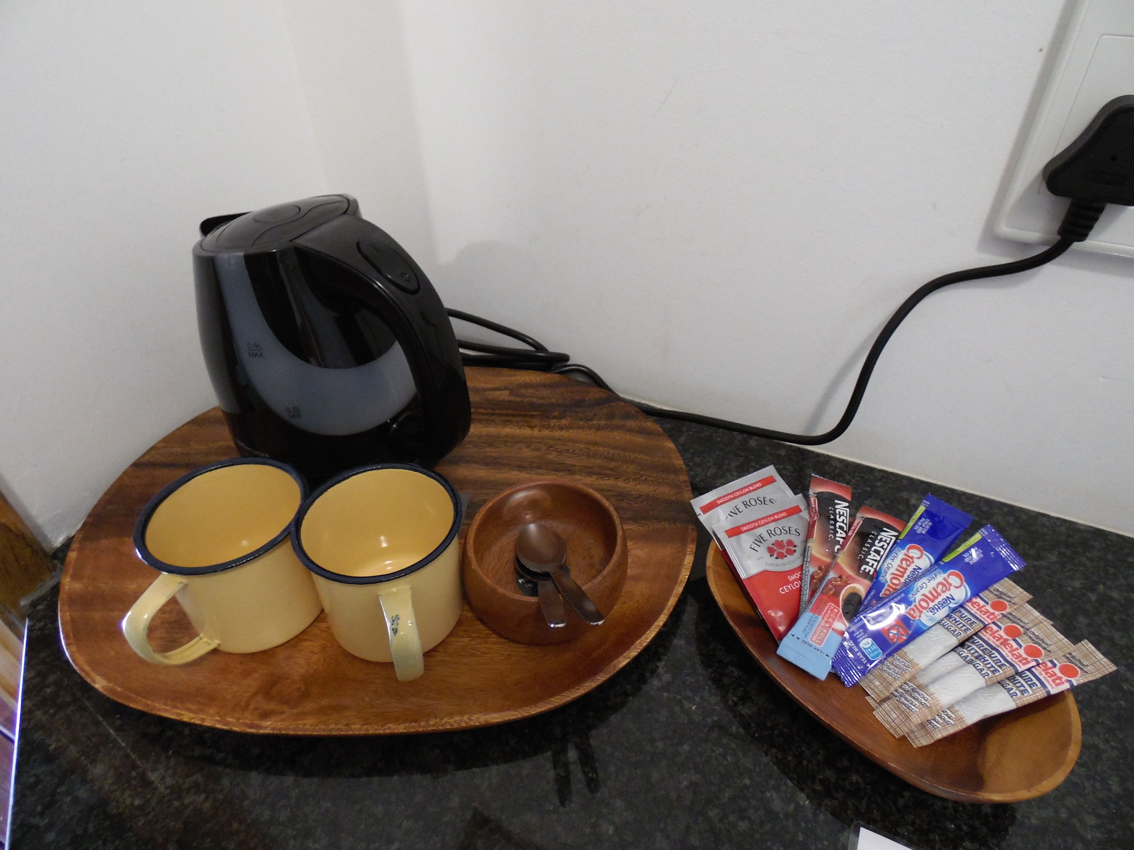 Kopi dan/atau alat penyeduh kopi