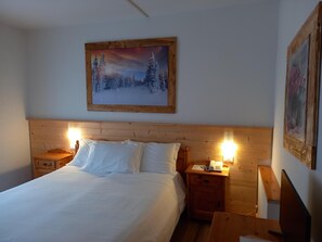In-room safe, desk, soundproofing, bed sheets - Hotel Scoiattolo (Falcade)