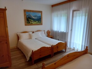 Zimmersafe, Schreibtisch, schallisolierte Zimmer, Bettwäsche