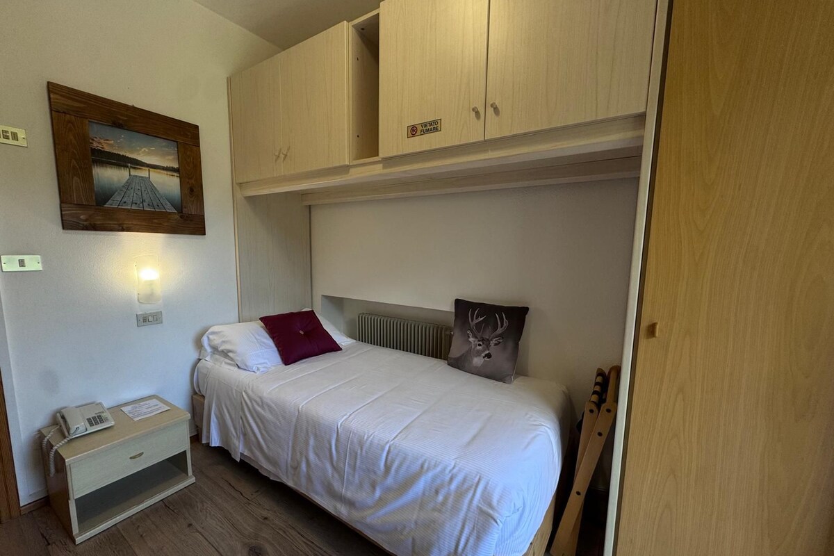 Standard Single Room | In-room safe, desk, soundproofing, bed sheets