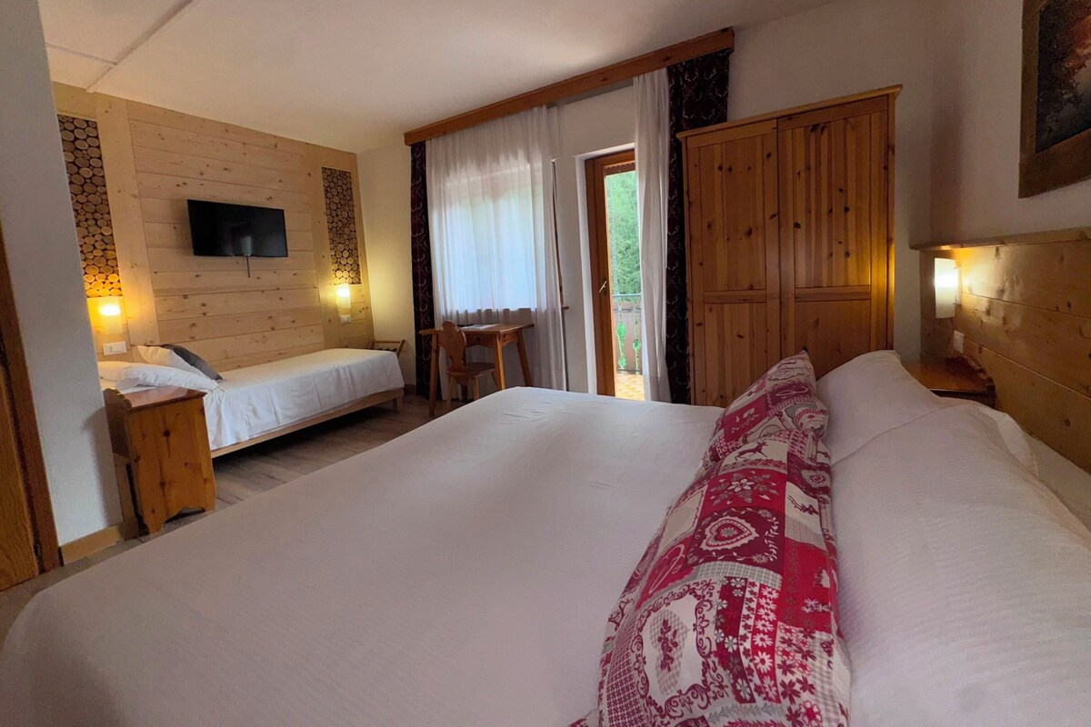Standard Triple Room | In-room safe, desk, soundproofing, bed sheets