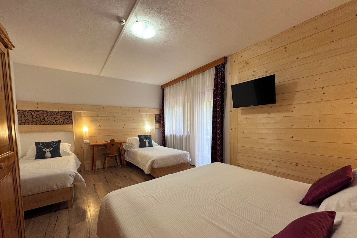 Standard Quadruple Room | In-room safe, desk, soundproofing, bed sheets