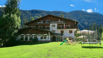 Children’s play area – outdoor