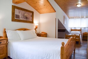 Een kluis op de kamer, een bureau, geluiddichte muren, beddengoed