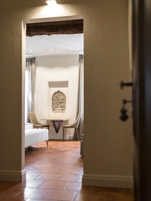 Suite estudio, en edificio anexo | Minibar, escritorio, cortinas opacas y sistema de insonorización