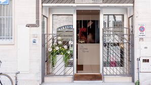 A building entrance with a sign reading "Ferrara Rooms" and a no parking sign. - Ferrara Rooms (Ferrara)