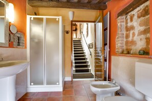 Studio Suite, Annex Building | Bathroom | Shower, free toiletries, hair dryer, bidet - Ferrara Rooms (Ferrara)