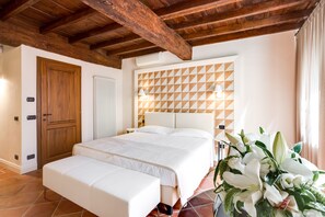Studio Suite, Annex Building | Minibar, desk, blackout drapes, soundproofing