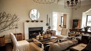 Una sala de estar acogedora con chimenea, asientos cómodos y un comedor.