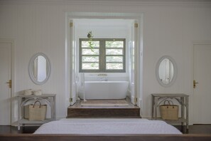 Classic Double Room 5 | Ylelliset vuodevaatteet, tallelokero huoneessa