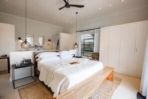 Ropa de cama de alta calidad y caja de seguridad en la habitación 
