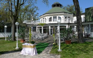 Outdoor wedding area - Hotel Ostrov (Nymburk)