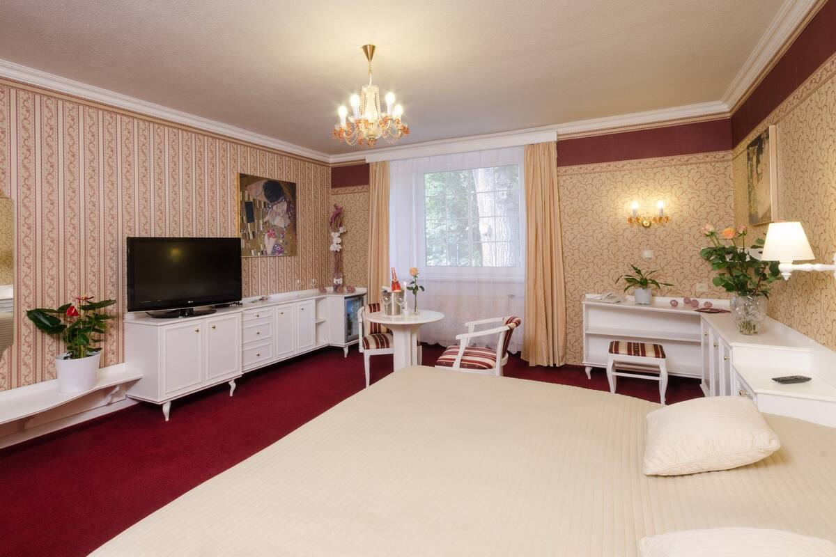 deluxe room, 1 bedroom | minibar, in-room safe, desk, soundproofing