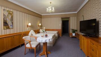 Standard Room, Park View | Minibar, in-room safe, desk, soundproofing