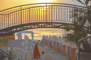 Privatstrand in der Nähe, weißer Sandstrand