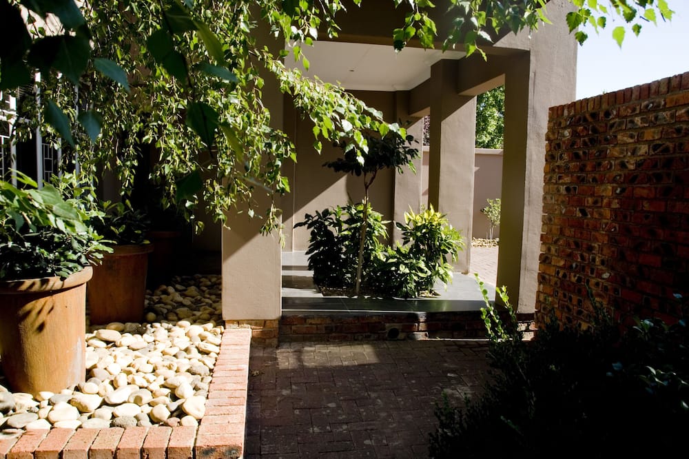 The Crown Guesthouse