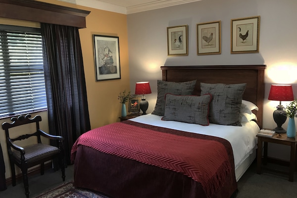 1 bedroom, Egyptian cotton sheets, premium bedding