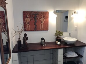 Luxury Twin Room | Bathroom | Bathtub, free toiletries, towels