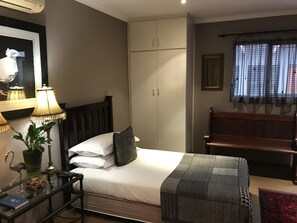 1 bedroom, Egyptian cotton sheets, premium bedding