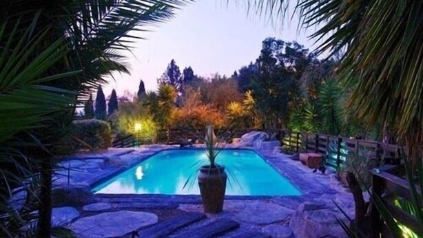 Outdoor pool - Pine Tree Lodge (Midrand)