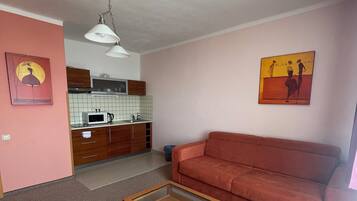 Bureau, rideaux occultants, lits bébé (gratuits)