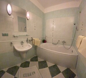Apartamento Confort, 1 habitación, cocina básica | Baño | Toallas