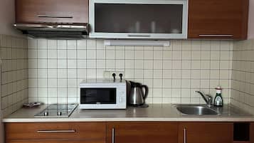 Apartemen Comfort, 1 kamar tidur, dapur kecil | Meja kerja, tirai kedap cahaya, dan tempat tidur bayi gratis
