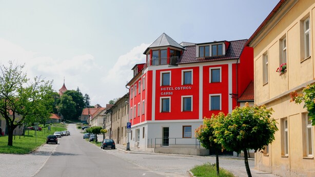 Un edificio rojo con el letrero 