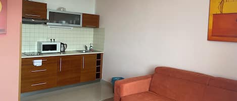 Comfort Apartment, 1 Bedroom, Kitchenette | Desk, blackout drapes, free cribs/infant beds, rollaway beds