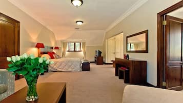 Executive-Suite | Zimmersafe, Schreibtisch, kostenloses WLAN, Bettwäsche