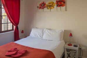 Comfort Double Room (Red Pepper) | 1 bedroom, desk, iron/ironing board, free WiFi - Pepper Cottages (Cape Town)
