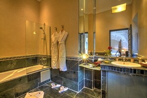 Een douche, gratis toiletartikelen, een haardroger, badjassen