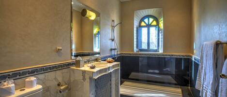Un baño con inodoro, lavabo y bañera.