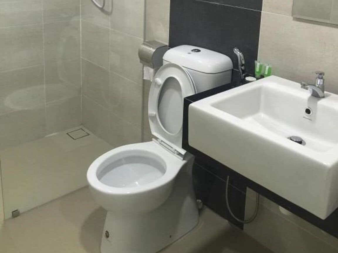 Un baño con inodoro, lavamanos y bidé.