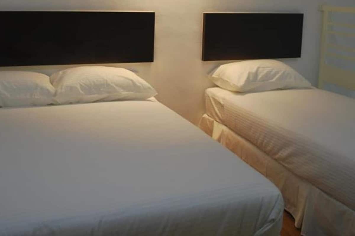 Duplex Triple | Premium bedding, desk, iron/ironing board, free WiFi