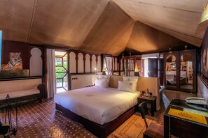 Ropa de cama de alta calidad y caja de seguridad en la habitación