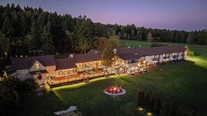 Ein großes, mehrstöckiges Hotel mit Außenbereichen und einer Feuerstelle im Innenhof.