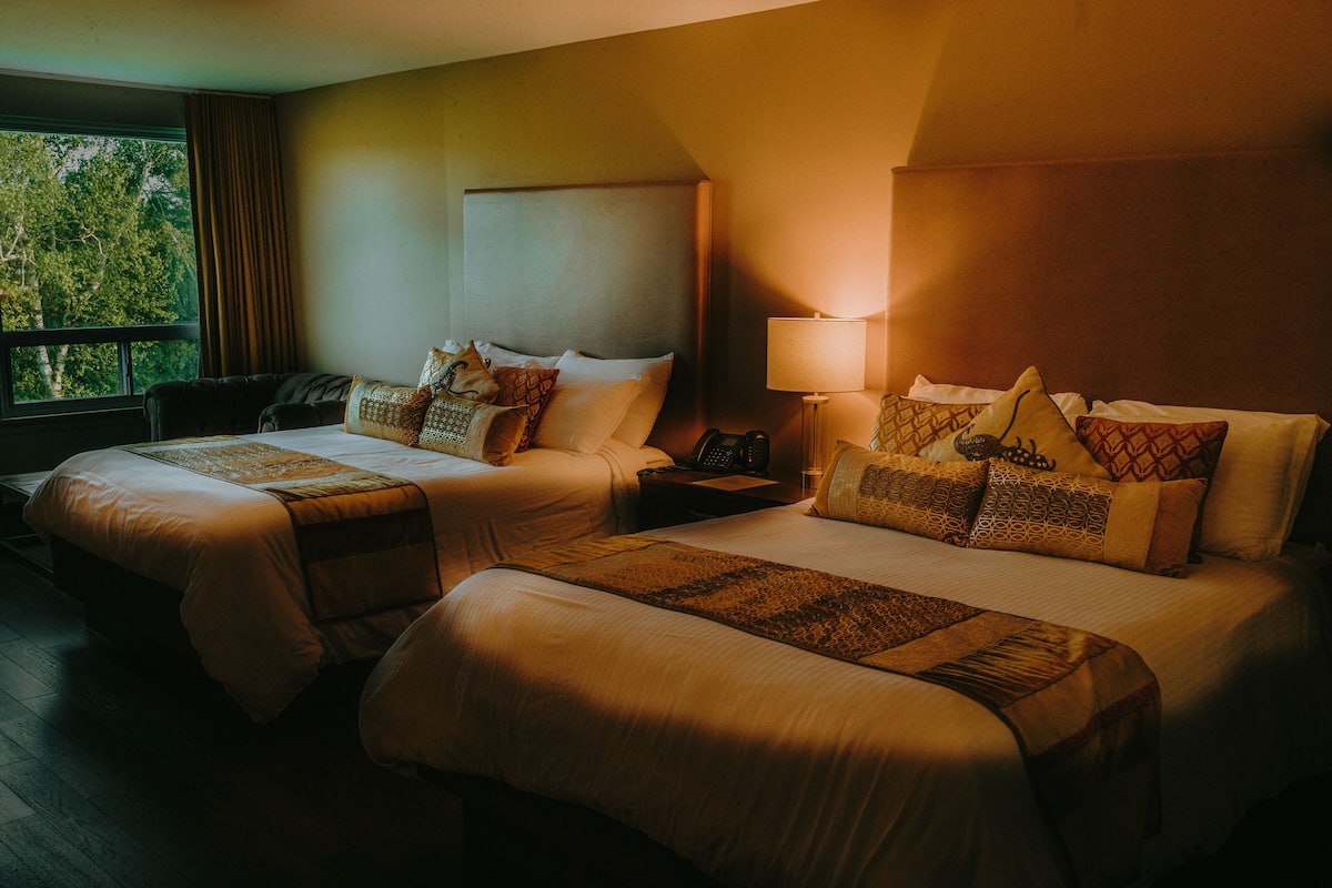 NH Comfort Suite | Premium bedding, down comforters, memory foam beds, desk