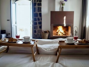 Småhus, 1 soverom, sjøutsikt | Sengetøy av topp kvalitet, dundyner, wi-fi (inkludert) og sengetøy